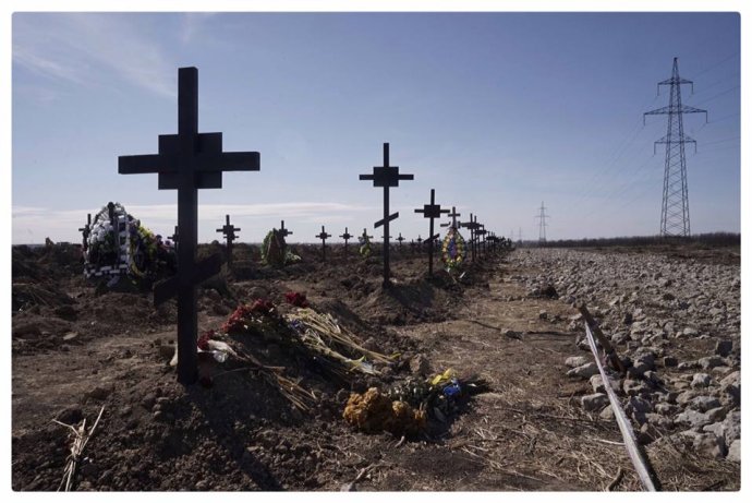 Vo vojne o Ukrajinu umierajú ruskí i ukrajinskí vojaci. Tí ukrajinskí vedia prečo. Mnohí z nich ležia na Krasnopoľskom cintoríne v Dnipre. Foto - Iva Zímová/Deník N