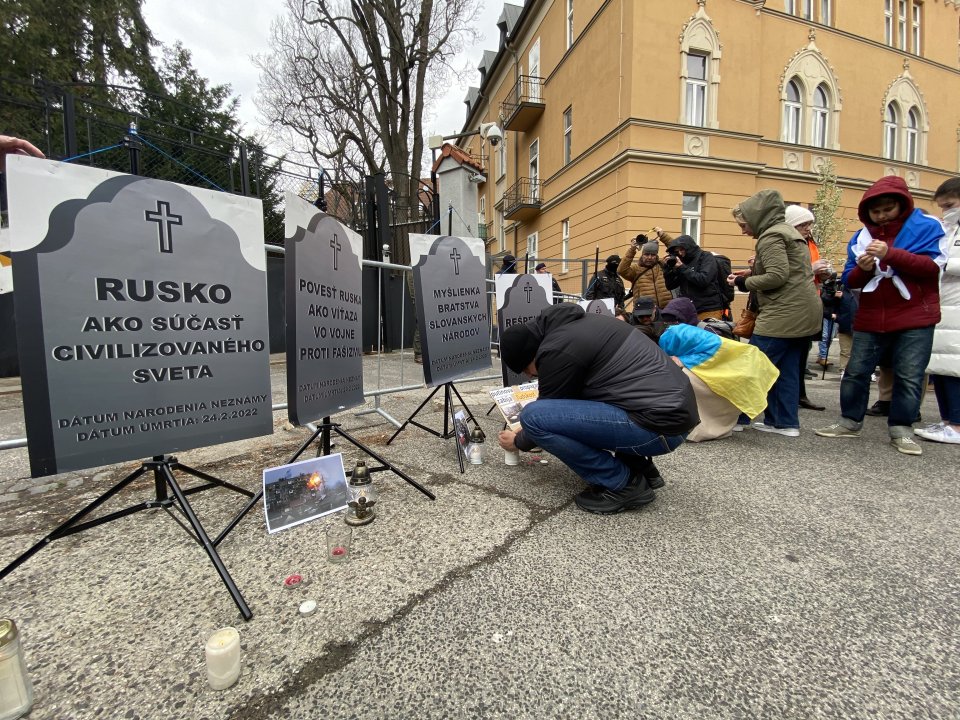 Protest Rusov v Bratislave proti vojne na Ukrajine. Foto – N