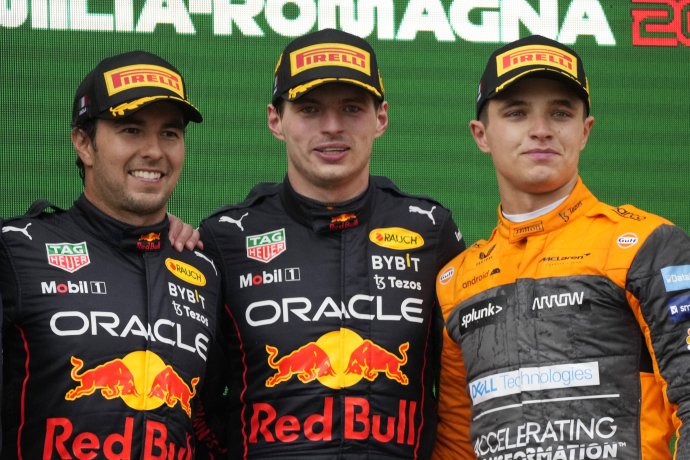 Stupeň víťazov, zľava: druhý Sergio Pérez, prvý Max Verstappen, tretí Lando Norris. Foto - TASR/AP