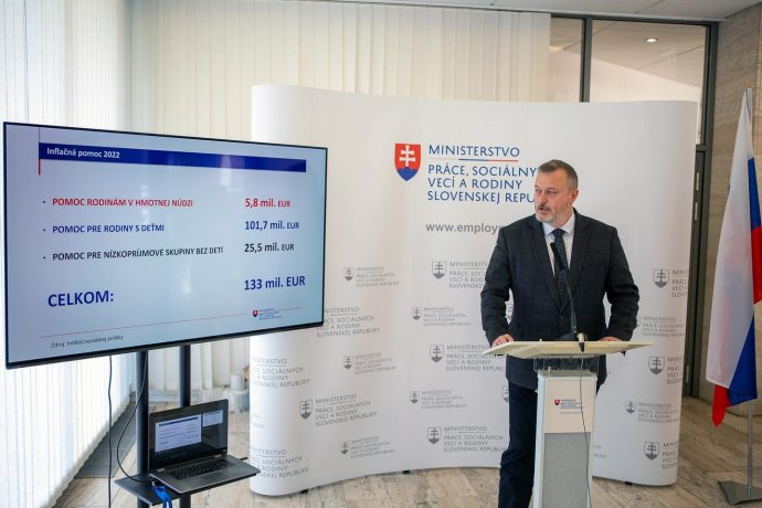 Minister práce Milan Krajniak pri prezentovaní návrhu pomoci. Foto – MPSVaR SR