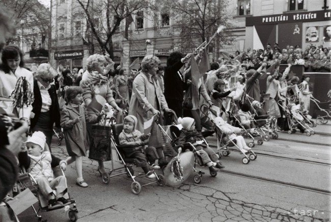 Na archívnej snímke oslavy 1. mája 1984 v Košiciach. Foto – TASR/Svätopluk Písecký