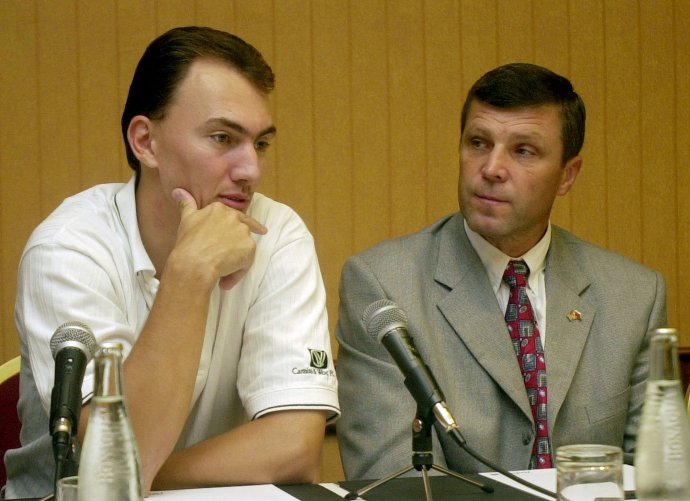 Peter Štastný (vpravo) s Miroslavom Šatanom v roku 2004. Ilustračné foto - TASR
