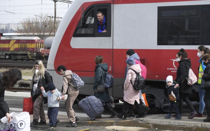 Utečenci z Ukrajiny na stanici v Košiciach. Foto - TASR