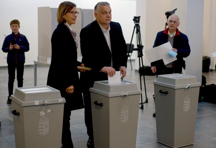 Viktor Orbán odovzdáva svoj hlas v parlamentných voľbách 3. apríla. Foto - TASR/AP