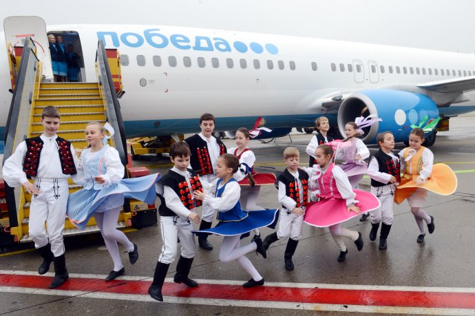 Boeing 737 ruskej leteckej spoločnosti Pobeda v roku 2015 prvýkrát pristál na bratislavskom letisku. Tak skoro sa to nezopakuje. Foto - TASR