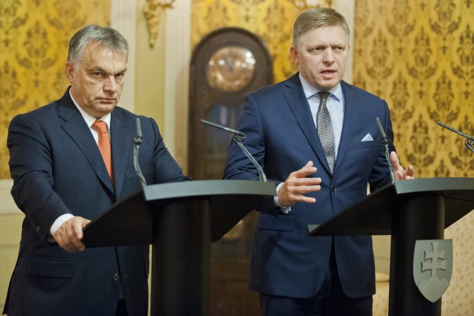 Maďarský premiér Viktor Orbán a jeho slovenský kolega Robert Fico v roku 2016 v Bratislave. Foto - TASR
