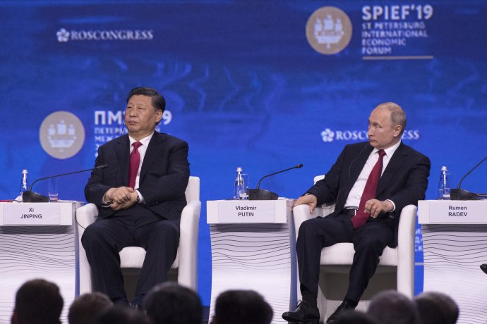 Čínsky prezident Si Ťin-pching a ruský prezident Vladimir Putin počas Petrohradského medzinárodného ekonomického fóra v roku 2019. FOTO - TASR
