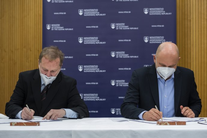 Na snímke zľava výkonný riaditeľ spoločnosti Slovnaft Marek Senkovič a minister hospodárstva Richard Sulík podpisujú dohodu o úspore energetickej spotreby z 13. mája 2021. Foto - TASR
