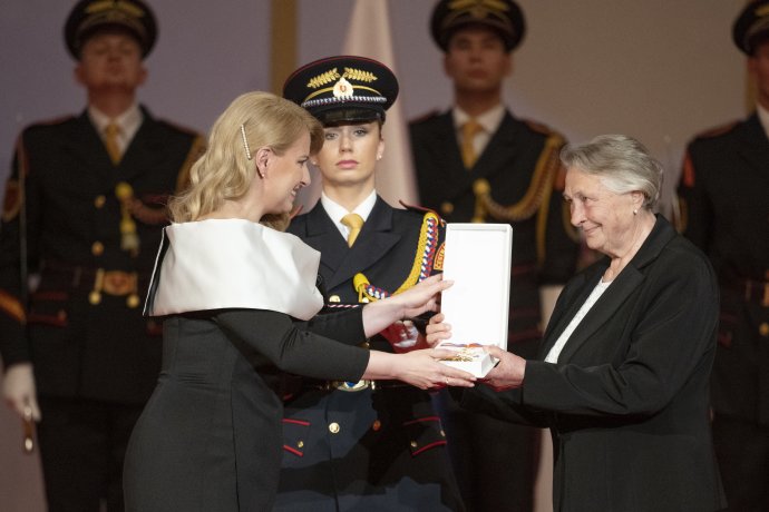 Ádám Zita átveszi Zuzana Čaputová államfőtől a Ľudovit Štúr Érdemrend második fokozatát. - Fotó: TASR