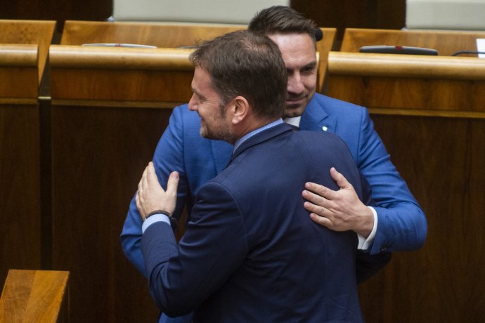Igor Matovič és Gyimesi György az inflációellenes csomag elfogadása után a parlamentben. Fotó - TASR