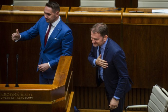 Gyimesi György és Igor Matovič az inflációs segélycsomagról szóló szavazást követően. Fotó - TASR
