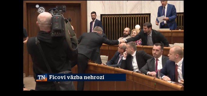 Robert Fico si podáva ruku s poslancom ĽSNS Martinom Beluským. Reprofoto - TV Markíza
