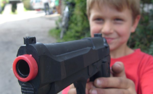 Hrajú sa vaše deti na vojnu? Nebráňte im v&nbsp;tom, radia odborníci na duševné zdravie