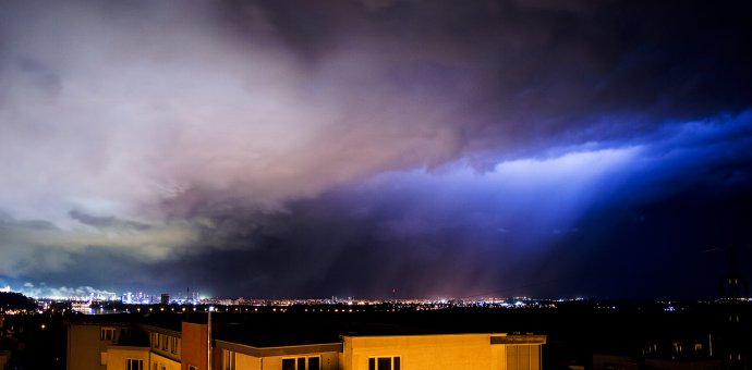 Búrka nad Bratislavou. Foto - archív Miroslava Šingera