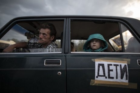 Autá s nápisom Deti majú pomôcť prežiť cestujúcim, ktorí utekajú pred bombami a raketami. Efektivita takej pomoci je však mizivá. Foto – Gabriel Kuchta/Deník N
