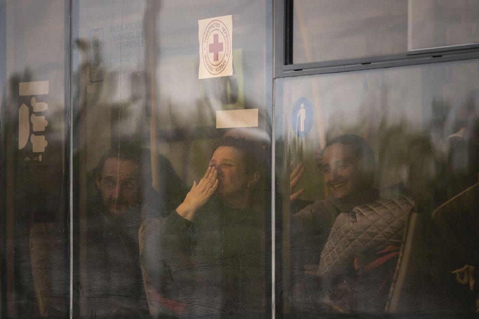 Prví civilisti, ktorí sa skrývali v katakombách pod oceliarňami Azovstaľ, v utorok dorazili do Zaporižžie. Foto - Deník N/Gabriel Kuchta