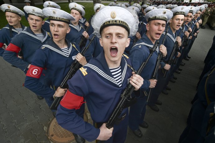 Ruskí námorní kadeti nacvičujú pochod na prehliadku, ktorá sa uskutočnila 9. mája aj v Sevastopole na Kryme. Foto - TASR/AP