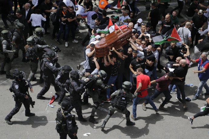 Izraelská polícia zaútočila na smútiacich na pohrebe palestínskej novinárky Širín abú Aklaovej. Foto: TASR/AP
