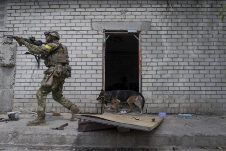 Ukrajinský vojak hliadkuje počas prieskumnej misie v nedávno dobytej dedine na predmestí Charkiva. Foto – TASR/AP