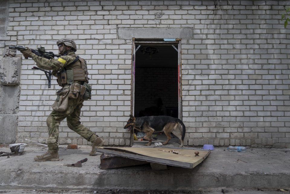 Ukrajinský vojak hliadkuje počas prieskumnej misie v nedávno dobytej dedine na predmestí Charkiva. Foto - TASR/AP