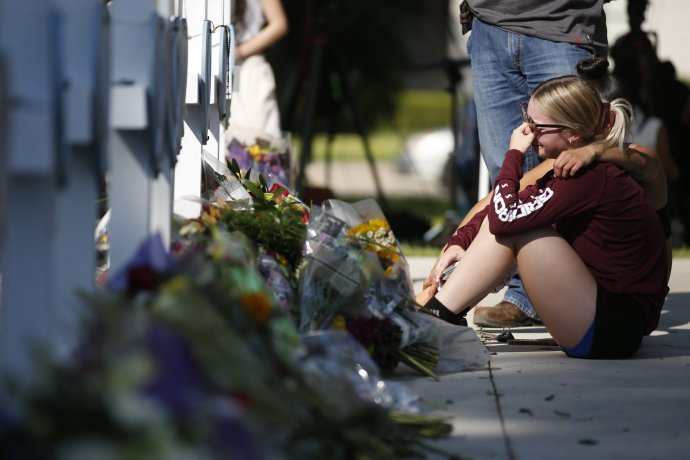Žena smúti pri krížoch s menami obetí streľby na základnej škole v meste Uvalde v americkom Texase. Foto – TASR/AP