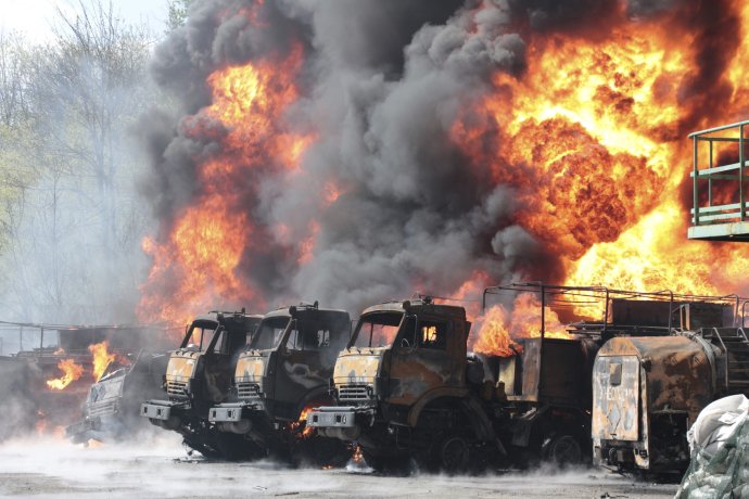 Zničené vozidlá po raketovom útoku na zariadenie v oblasti kontrolovanej proruskými separatistami v Makijivke východne od Donecka. Foto - TASR/AP