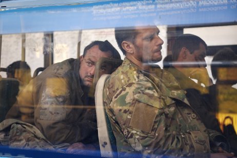 Ukrajinskí vojaci v autobuse po evakuácii z Azovstaľa. Foto – TASR/AP