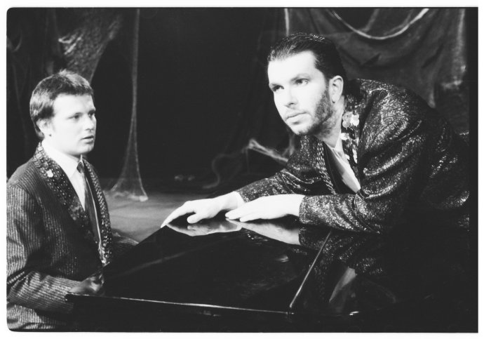 Rok 1990: Andrej Šeban ako klavirista s Müllerom v televíznej verzii Baala. Foto - Jano Kukučka