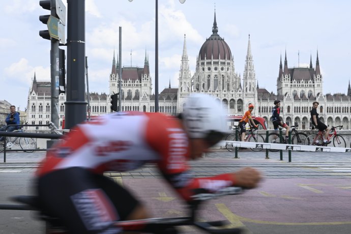 Versenyzõ a 105. Giro d'Italia országúti kerékpáros körverseny második szakaszán, az egyéni idõfutamon a Batthyány térnél, a Bem rakparton 2022. május 7-én. Fotó - MTI/Koszticsák Szilárd
