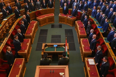 Az új kormány tagjai esküt tesznek az Országgyűlés plenáris ülésén. Fotó - MTI