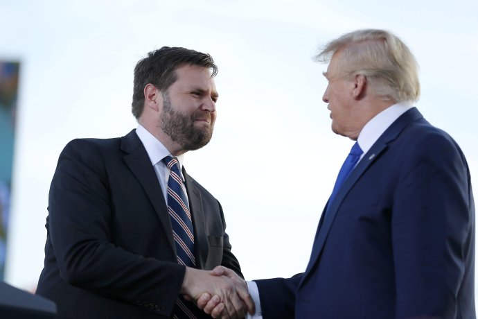 Vance si podáva ruku s Trumpom. Foto - TASR/AP