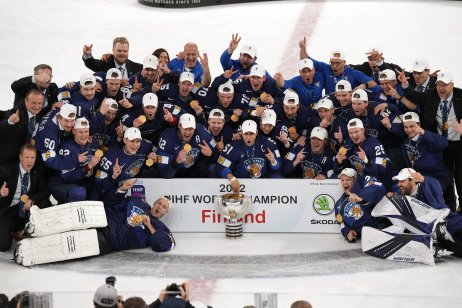 Fínski hokejisti získali zlato. Foto – TASR/AP