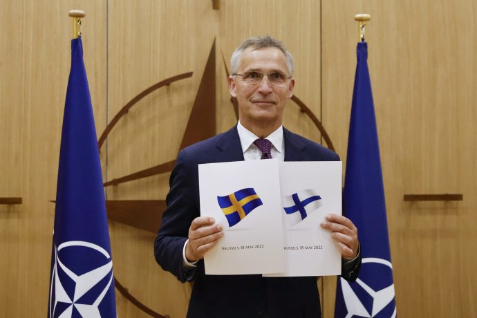 Jens Stoltenberg s prihláškami Fínska a Švédska do NATO. Foto - TASR