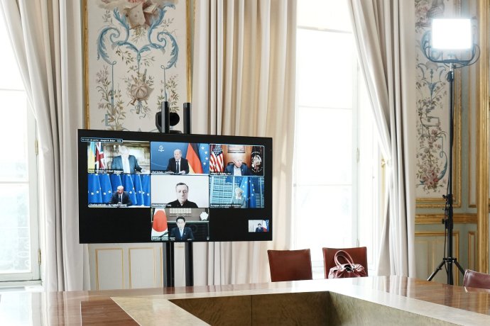 Na snímke televízna obrazovka počas videokonferencie lídrov skupiny siedmich ekonomicky najvyspelejších krajín sveta G7 o Ukrajine v v Paríži. Foto - TASR/AP
