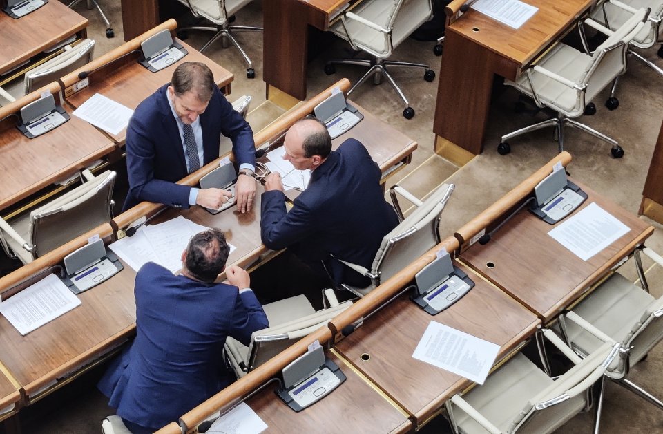 Igor Matovič minulý týždeň v parlamente so Štefanom Kuffom a s Martinom Čepčekom. Foto - Denník N