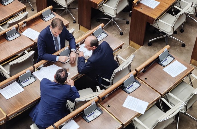 Igor Matovič v parlamente so Štefanom Kuffom a s Martinom Čepčekom. Foto - Denník N