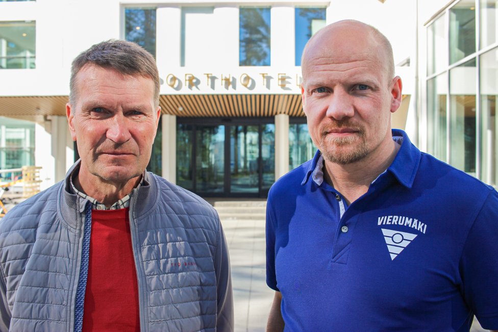 Erkka Westerlund (vľavo) a Jukka Tiikkaja pred Športovým inštitútom vo fínskom Vierumäki. Foto N - Michal Červený
