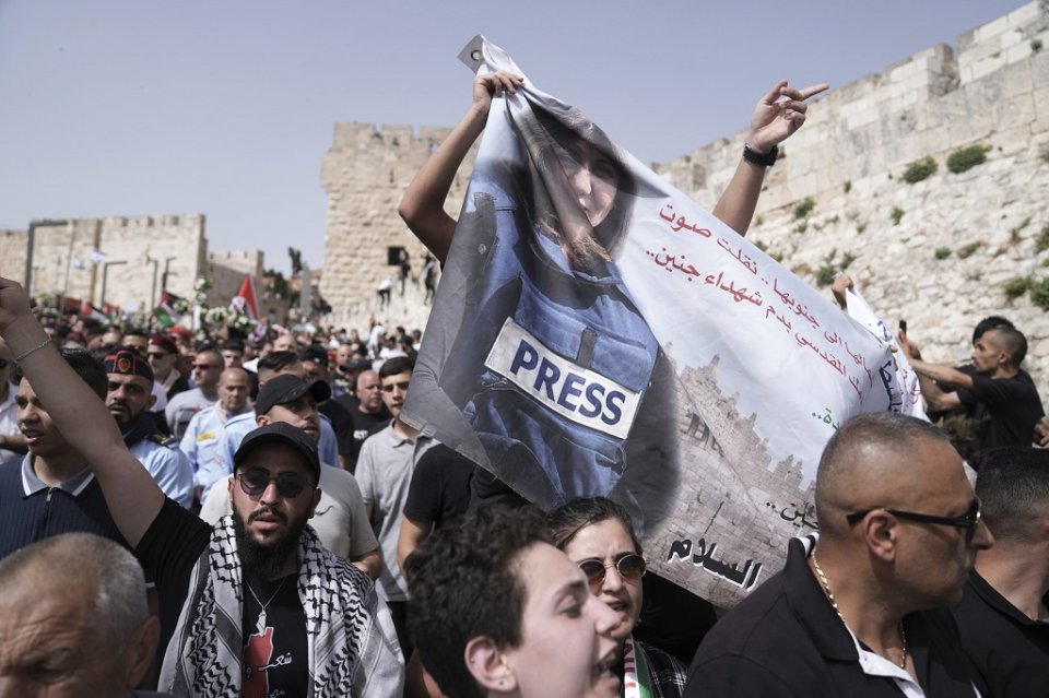 Gyászmenet Sirín Abu Akla palesztin-amerikai újságíró temetésén, akit a ciszjordániai Dzsenín menekülttáborban május 11-én ért halálos lövés. Fotó - TASR/AP