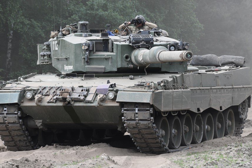 Naď dúfa, že by Nemci mohli Slovensku prenechať niekoľko svojich "ojazdených" tankov Leopard 2, čo by však stále bol kvalitatívny posun oproti súčasným strojom T-72. Foto - KMW