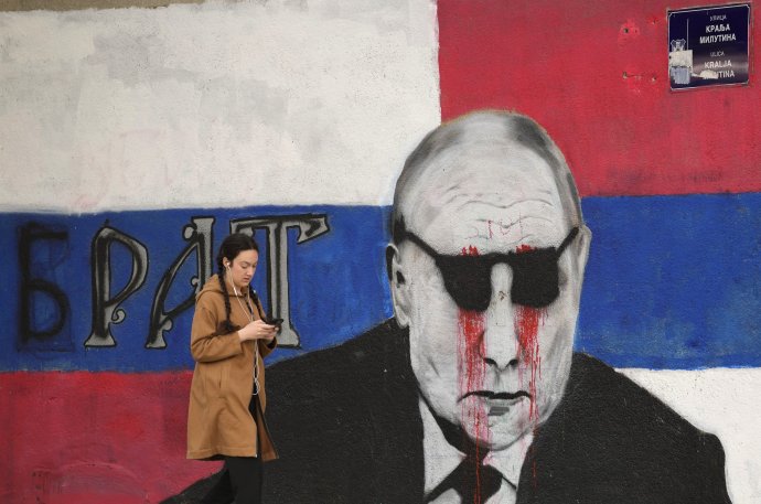 Postriekané grafity s ruským prezidentom Putinom v Belehrade. Ilustračné foto - TASR/AP