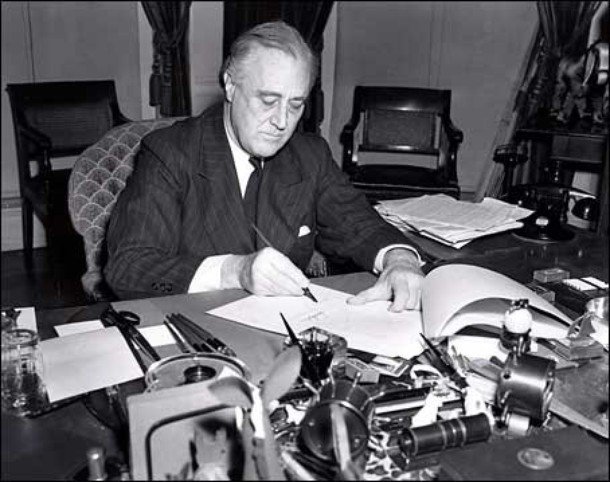 Americký prezident Franklin Delano Roosevelt podpisuje v marci 1941 zákon o pôžičke a prenájme. Foto - Wikimedia