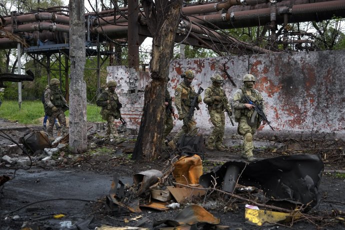 Ruskí vojaci v obsadenom Mariupole. Foto - TASR/AP