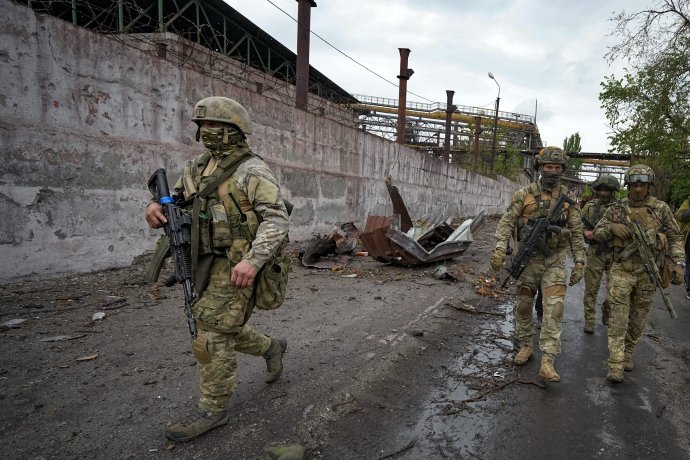 Ruskí vojaci v Mariupole. Foto - TASR/AP