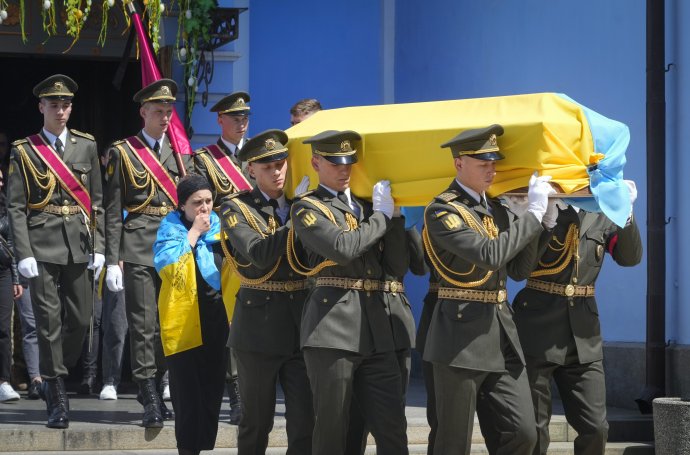 V pondleok pochovali telo Olexandra Machova, dobrovoľného vojaka a známeho novinára, ktorý zomrel vo vojne. Foto - TASR/AP