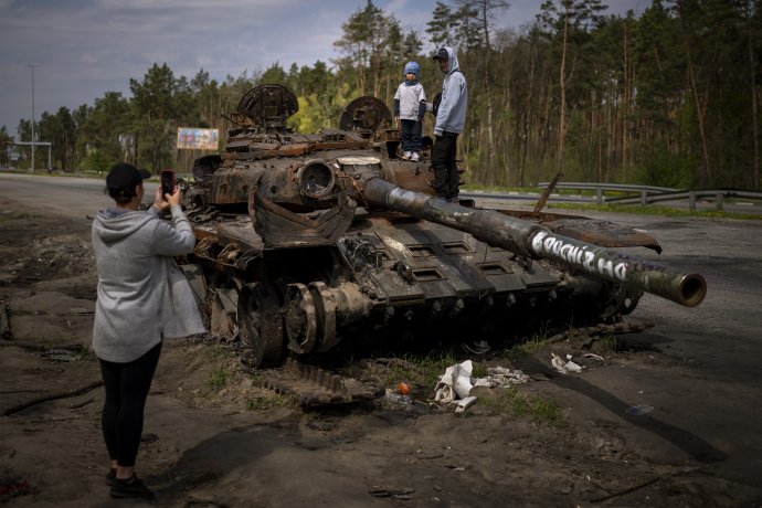 Zničený ruský tank v okolí Kyjiva. Foto - TASR/AP