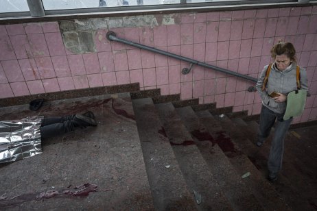 Obeť bombardovania v Charkive. Foto – TASR/AP
