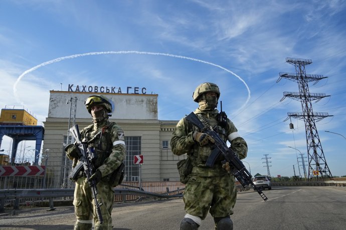 Ruskí vojaci strážia vodnú elektráreň pri Novej Kachovke v Chersonskej oblasti. Približne týmto smerom ide ukrajinský pokus o ofenzívu. Foto - TASR/AP