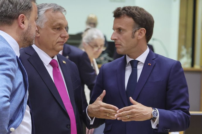Viktor Orbán a Emmanuel Macron na stretnutí lídrov štátov EÚ. Foto - TASR/AP