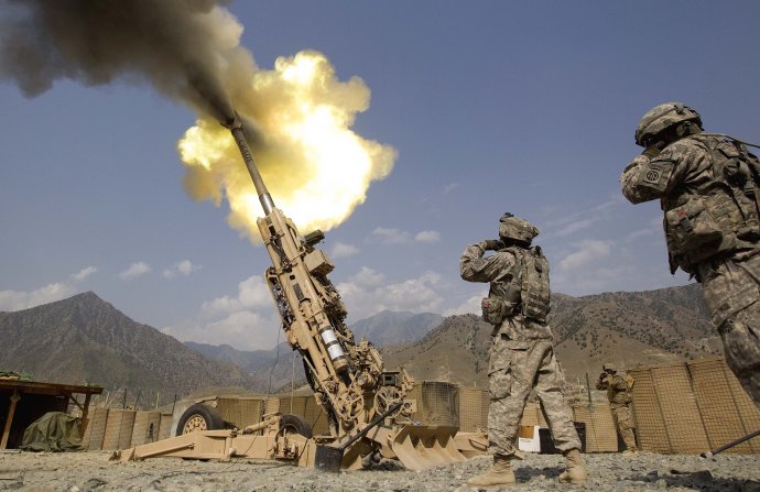 Ťahaná húfnica M777 v obsluhe americkej armády na snímke z roku 2011. Američania poslali Ukrajine 90 kusov. Foto - TASR/AP