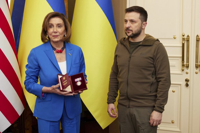 Šéfka americkej Snemovne reprezentantov Nancy Pelosiová a Volodymyr Zelenskyj v Kyjive. Foto - TASR/AP